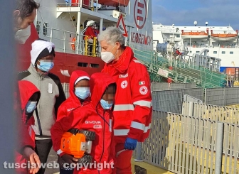 Civitavecchia - Sbarco dei migranti dalla ong Life Support