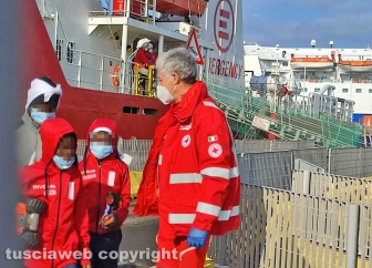 Civitavecchia - Sbarco dei migranti dalla ong Life Support