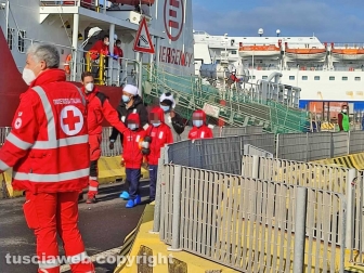 Civitavecchia - Sbarco dei migranti dalla ong Life Support