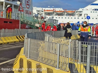 Civitavecchia - Sbarco dei migranti dalla ong Life Support