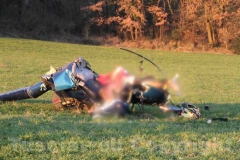 Il piccolo elicottero schiantatosi a terra con le due persone morte