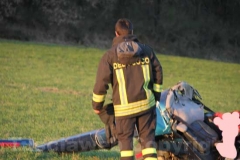 I vigili del fuoco vicino all\'elicottero