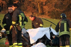 I vigili del fuoco vicino all\'elicottero