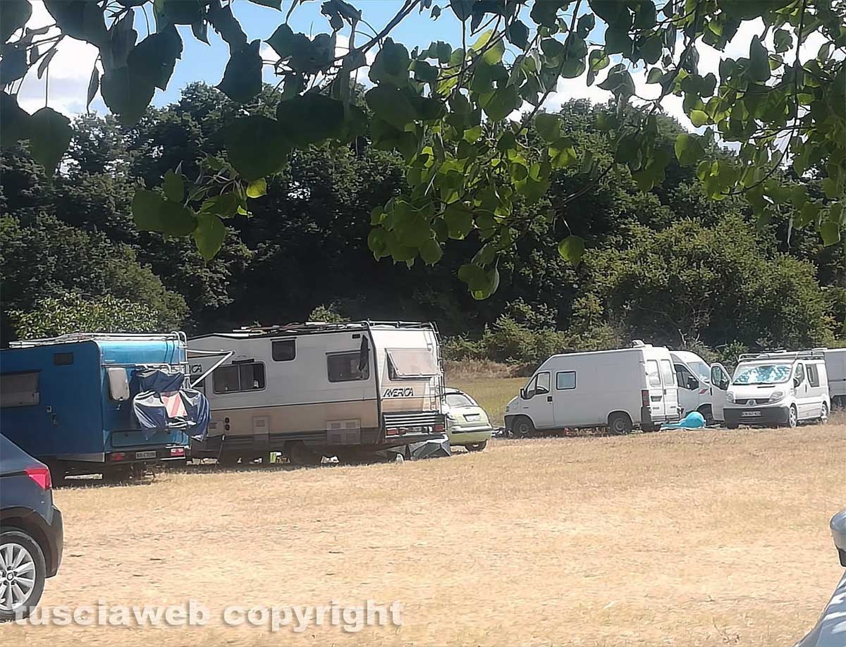 I partecipanti del rave party sul lago di Bolsena