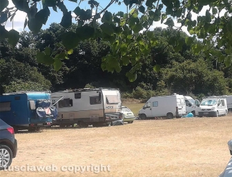 I partecipanti del rave party sul lago di Bolsena