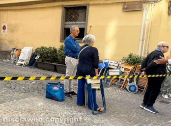 Trasporto della Macchina di Santa Rosa - Lo sgombero delle sedie e l'attesa sul percorso
