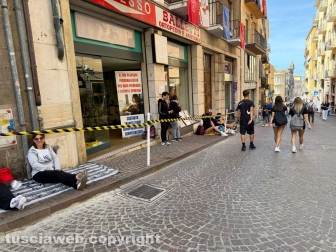 Trasporto della macchina di Santa Rosa - Lo sgombero delle sedie e l'attesa sul percorso
