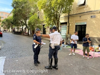 Trasporto della Macchina di Santa Rosa - Lo sgombero delle sedie e l'attesa sul percorso