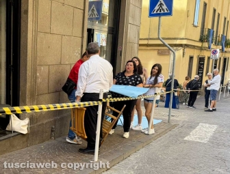 Trasporto della Macchina di Santa Rosa - Lo sgombero delle sedie e l'attesa sul percorso