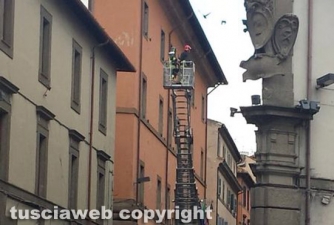 Viterbo - Lo spettacolare intervento dei vigili del fuoco