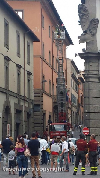 Viterbo - Lo spettacolare intervento dei vigili del fuoco