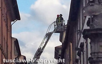 Viterbo - Lo spettacolare intervento dei vigili del fuoco