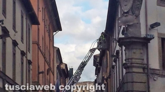 Viterbo - Lo spettacolare intervento dei vigili del fuoco