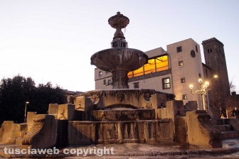 Lo spettacolo delle fontane ghiacciate