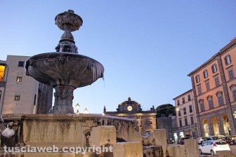 Lo spettacolo delle fontane ghiacciate