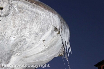 Lo spettacolo delle fontane ghiacciate
