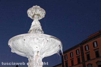 Lo spettacolo delle fontane ghiacciate