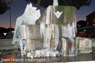 Lo spettacolo delle fontane ghiacciate