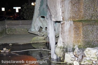 Lo spettacolo delle fontane ghiacciate