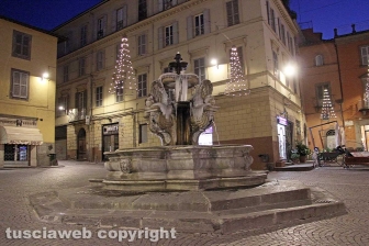 Lo spettacolo delle fontane ghiacciate