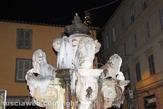 Lo spettacolo delle fontane ghiacciate