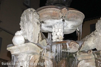 Lo spettacolo delle fontane ghiacciate