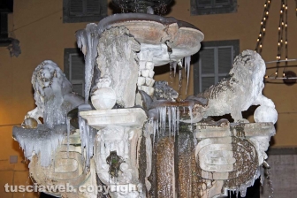 Lo spettacolo delle fontane ghiacciate