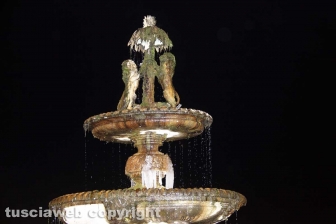 Lo spettacolo delle fontane ghiacciate