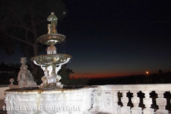 Lo spettacolo delle fontane ghiacciate