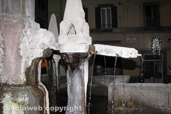 Lo spettacolo delle fontane ghiacciate