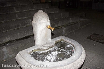 Lo spettacolo delle fontane ghiacciate