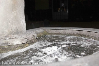 Lo spettacolo delle fontane ghiacciate