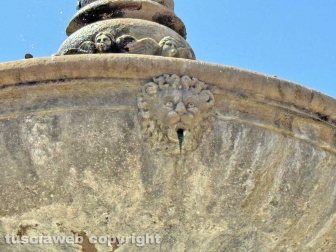 Viterbo - Lo stato vergognoso in cui è ridotta la fontana di piazza della Rocca