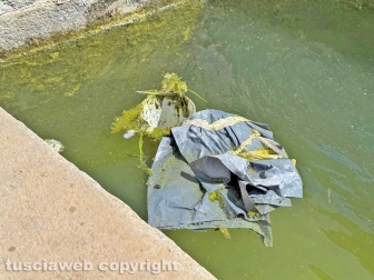 Viterbo - Lo stato vergognoso in cui è ridotta la fontana di piazza della Rocca
