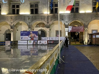Viterbo – Lo striscione della mostra “Michelangelo e la cappella Sistina” e le pubblicità deturpano i portici di piazza del comune