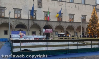 Viterbo – Lo striscione della mostra “Michelangelo e la cappella Sistina” e le pubblicità deturpano i portici di piazza del comune
