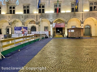 Viterbo – Lo striscione della mostra “Michelangelo e la cappella Sistina” e le pubblicità deturpano i portici di piazza del comune