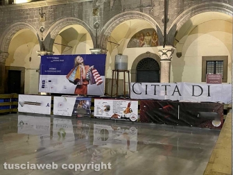 Viterbo – Lo striscione della mostra “Michelangelo e la cappella Sistina” e le pubblicità deturpano i portici di piazza del comune