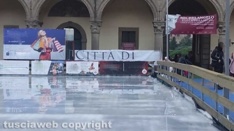Viterbo – Lo striscione della mostra “Michelangelo e la cappella Sistina” e le pubblicità deturpano i portici di piazza del comune