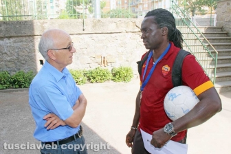 Viterbo – I richiedenti asilo del Cas Tre Fontane giocano a calcio sul campo dell’oratorio della Verità