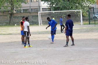 Viterbo – I richiedenti asilo del Cas Tre Fontane giocano a calcio sul campo dell’oratorio della Verità