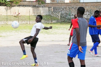 Viterbo – I richiedenti asilo del Cas Tre Fontane giocano a calcio sul campo dell’oratorio della Verità