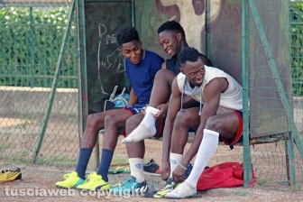 Viterbo – I richiedenti asilo del Cas Tre Fontane giocano a calcio sul campo dell’oratorio della Verità