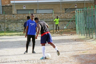 Viterbo – I richiedenti asilo del Cas Tre Fontane giocano a calcio sul campo dell’oratorio della Verità