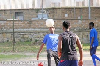 Viterbo – I richiedenti asilo del Cas Tre Fontane giocano a calcio sul campo dell’oratorio della Verità