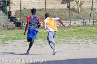 Viterbo – I richiedenti asilo del Cas Tre Fontane giocano a calcio sul campo dell’oratorio della Verità