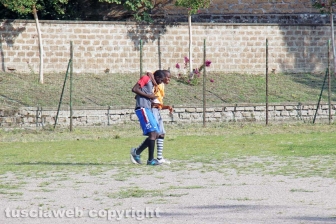 Viterbo – I richiedenti asilo del Cas Tre Fontane giocano a calcio sul campo dell’oratorio della Verità