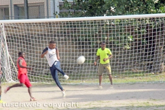 Viterbo – I richiedenti asilo del Cas Tre Fontane giocano a calcio sul campo dell’oratorio della Verità