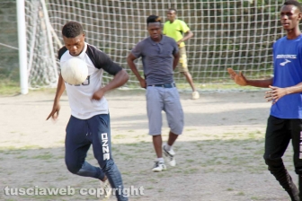 Viterbo – I richiedenti asilo del Cas Tre Fontane giocano a calcio sul campo dell’oratorio della Verità