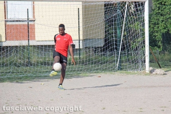 Viterbo – I richiedenti asilo del Cas Tre Fontane giocano a calcio sul campo dell’oratorio della Verità